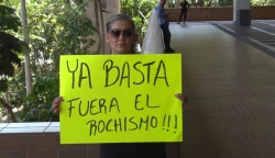 Protestan en Palacio de Gobierno contra Rocha
