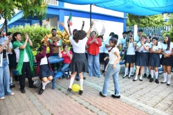 Entre yoyos y canicas, los estudiantes de las preparatorias de la UAS reviven el orgullo patrio y reconectan con su infancia 