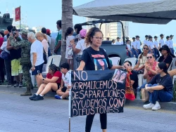 Hermana de Cecilia Berrelleza  “La China” se integra a desfile de la Independencia para visibilizar la ficha de búsqueda de su familiar