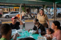Entregan cena a familias del pediátrico