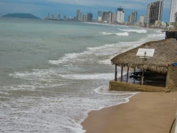 Abren algunas playas por disminución del oleaje