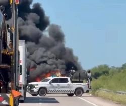 Incendio de tráiler moviliza a cuerpos de rescate en la carretera Empalme - Ciudad Obregón