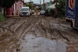 Lluvias en Mazatlán dejan inundaciones en la comunidad de La Noria tras desbordarse el arroyo