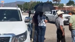 Familiares de menor desaparecido bloquean la carretera México 15 en Vícam y generan kilométricas filas de vehículos