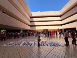 Antorchistas marchan y se plantan en Palacio de Gobierno