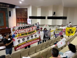 Personal del Laboratorio se manifiestan en el Congreso exigen prestaciones