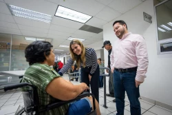 Entregan 20 sillas de ruedas a ciudadanos de Culiacán tras gestiones en jornadas de servicios