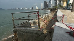 Oleaje desprendió una rampa de acceso en el malecón de Mazatlán