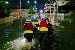 Lluvias nocturnas en Mazatlán deja 5 vehículos varados y deslave en cerros