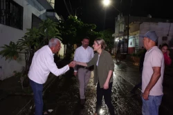 Estrella Palacios recorre zonas afectadas por las lluvias y coordina acciones de apoyo en Mazatlán