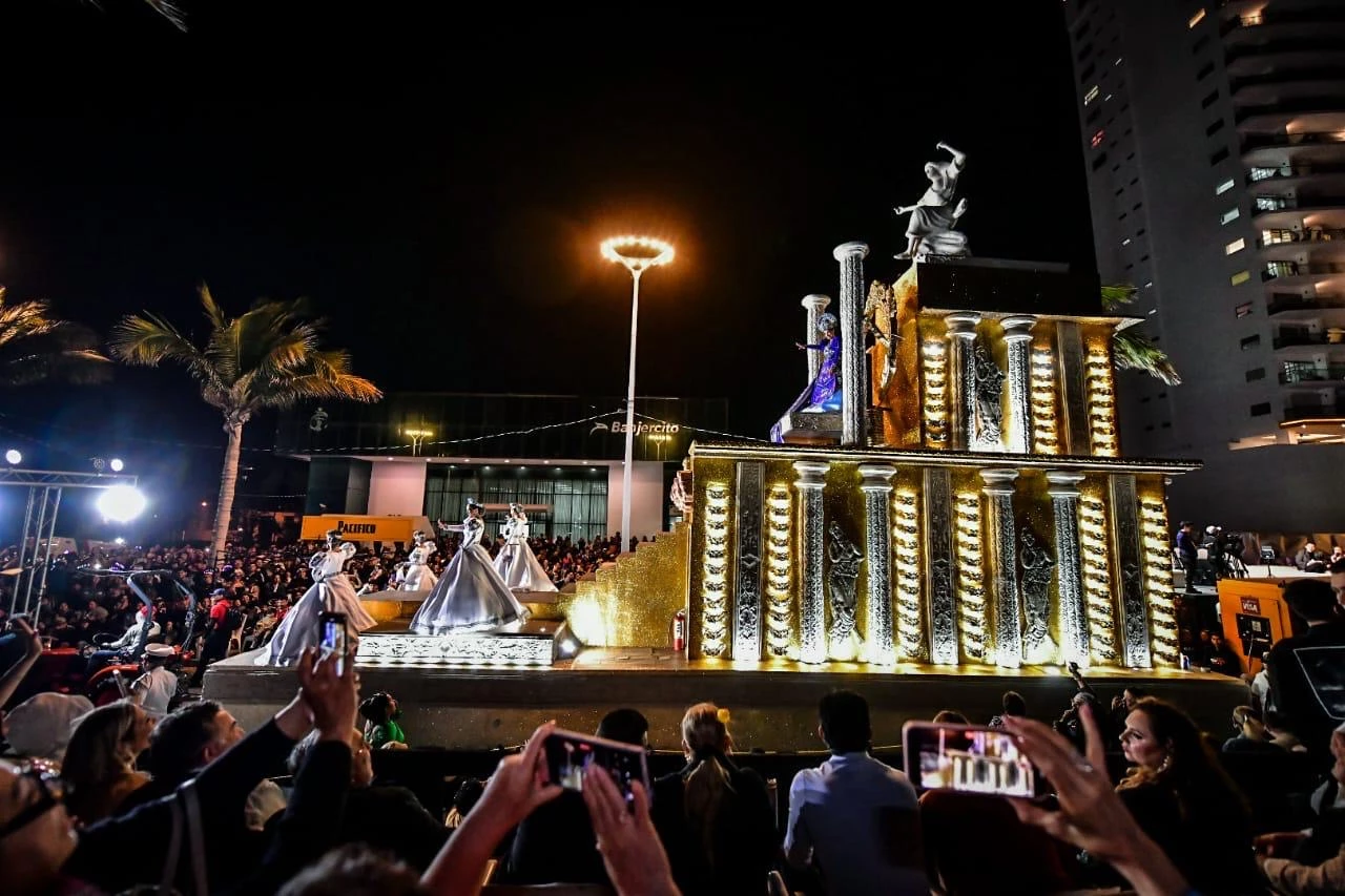 Se Ilumina El Malecón De Mazatlan Con El Primer Desfile Del Carnaval Internacional De Mazatlan 1819